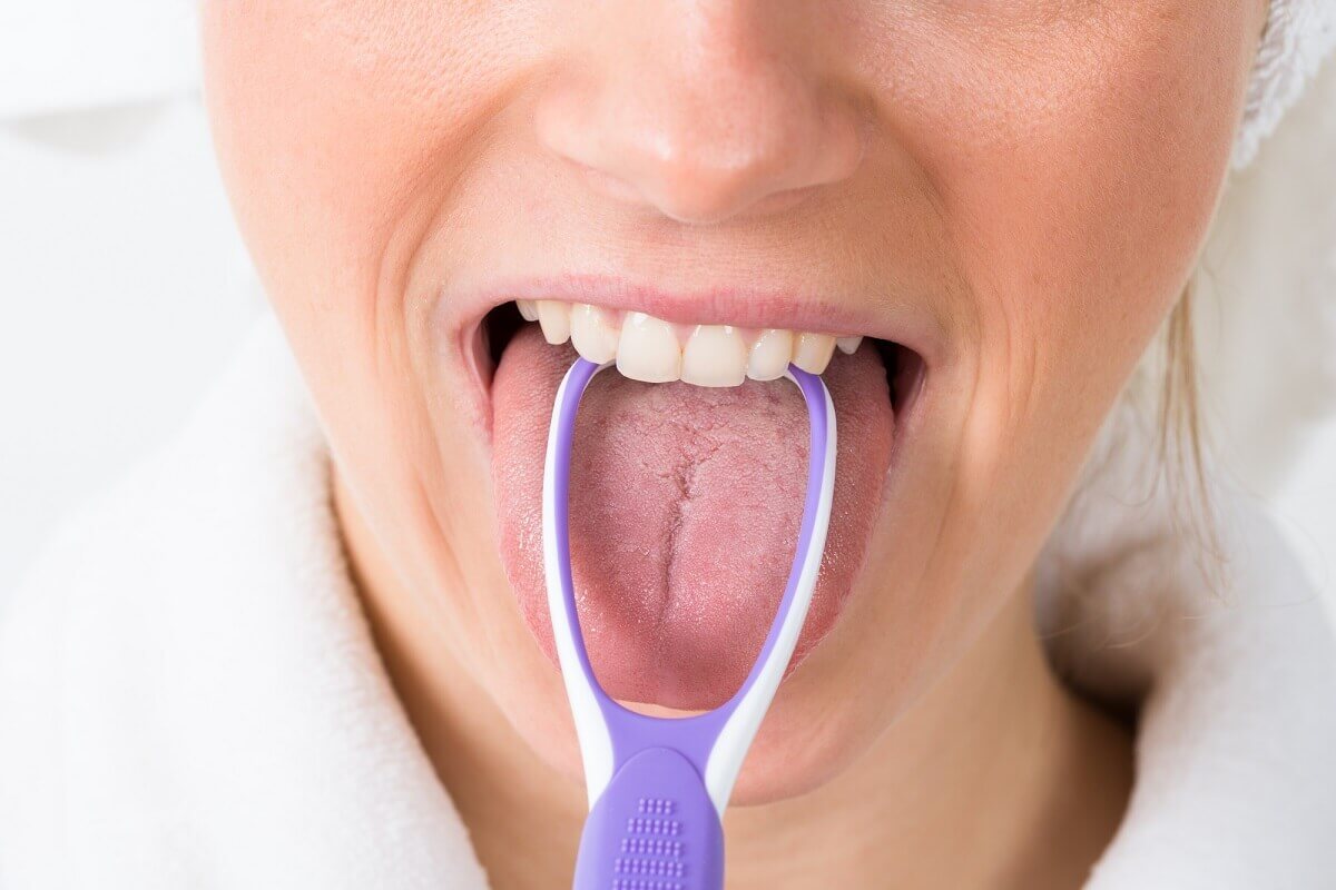 Das regelmäßige Reinigen der Zunge unterstützt dich beim Kampf gegen Mundgeruch