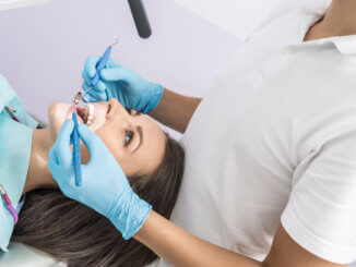 Der regelmäßige Besuch beim Zahnarzt ist unverzichtbar, um die eigenen Zähne langfristig gesund zu erhalten. Der Experte erkennt sofort, wenn etwas nicht in Ordnung ist und kann frühzeitig Gegenmaßnahmen ergreifen, die schlimmeres verhindern.